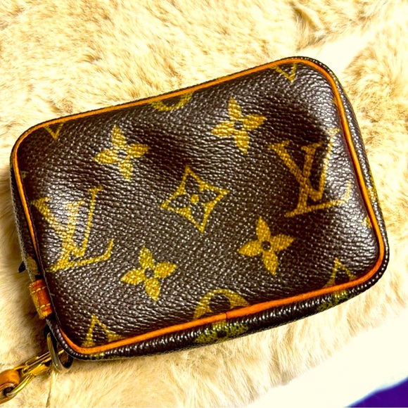 Authentic Louis Vuitton monogram canvas
WAPPITY wristlet. W/COA. - Picture 6 of 7